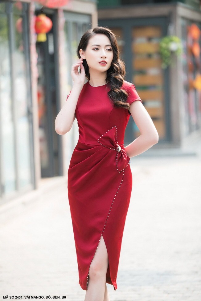 ĐẦM CỔ THUYỀN TAY NGẮN EO ĐÍNH NƠ ĐINH NGỌC TRAI - DN2431