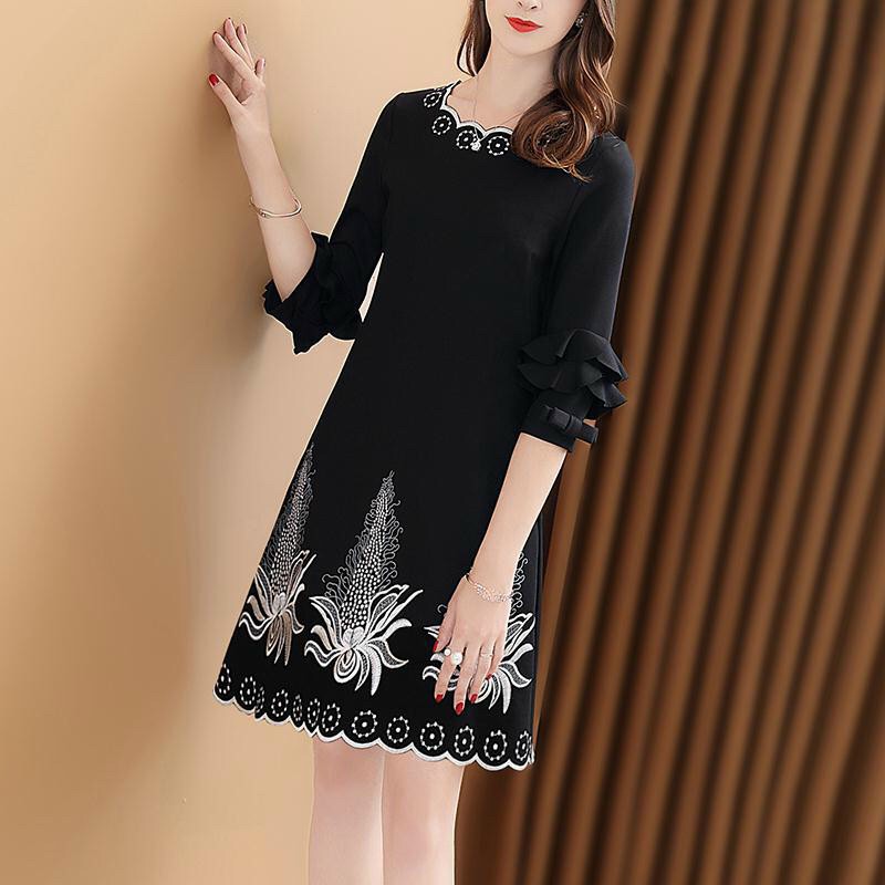 Đầm Suông Thêu Họa Tiết Tay Cách Điệu - HN1056
