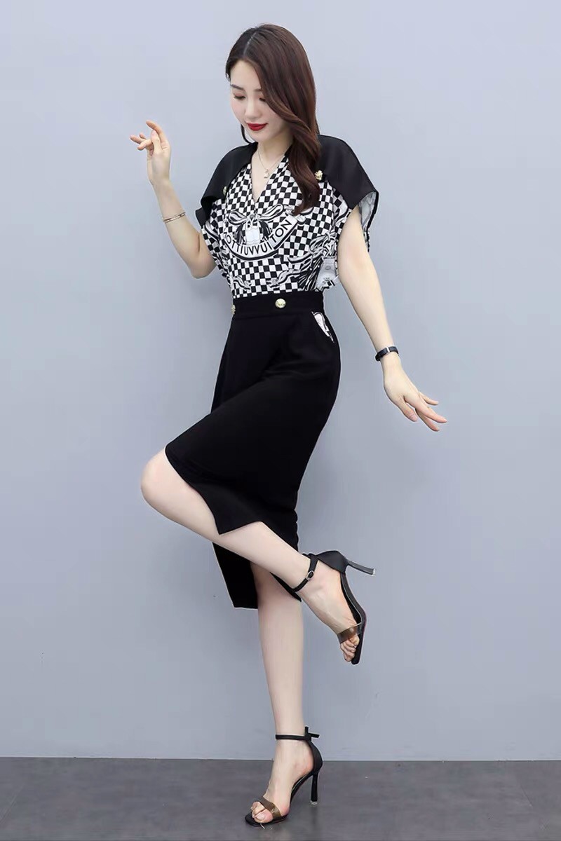 Đầm Cánh Dơi Phối Nút Họa Tiết - HN1107