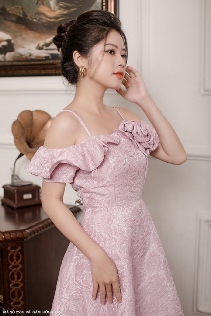 ĐẦM XÒE 2 DÂY RỚT VAI ĐÍNH HOA HỒNG TRƯỚC NGỰC XINH XẮN CAO CẤP-2504