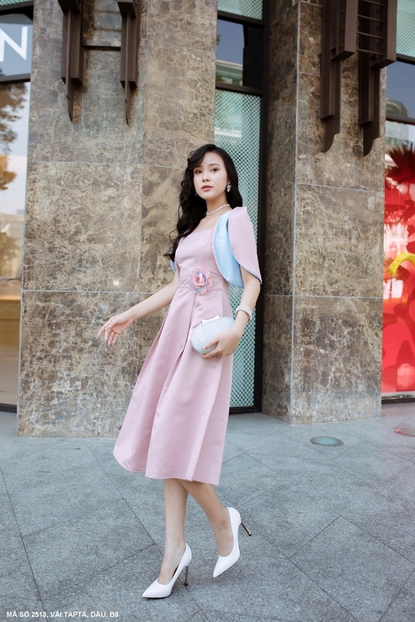 ĐẦM CỔ VUÔNG TAY SÁT NÁCH LOE EO ĐÍNH HOA HỒNG DỄ THƯƠNG TRẺ TRUNG-2518