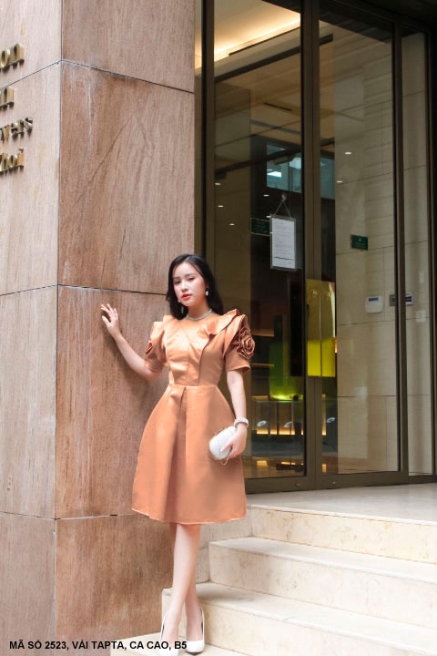 ĐẦM XÒE TAY NGẮN PHỒNG ĐÍNH HOA TRÊN TAY TRẺ TRUNG-2523