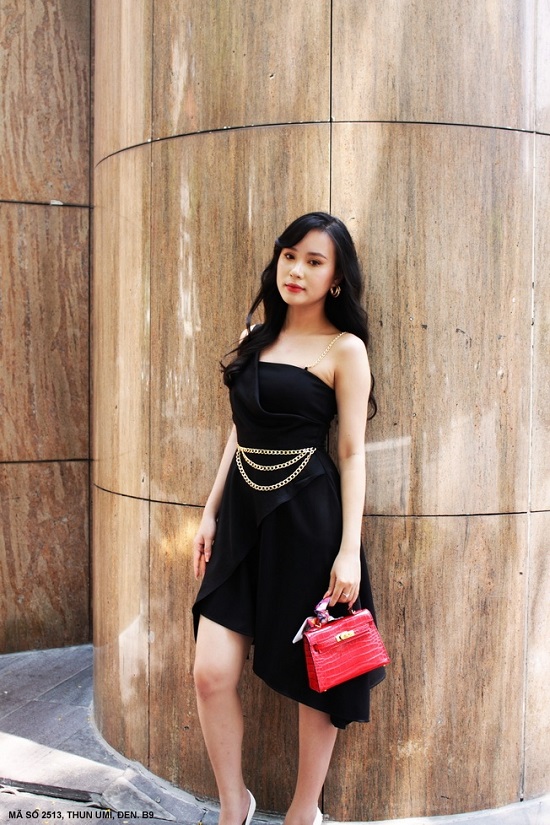 ĐẦM VAI DÂY CHUYỀN EO ĐÍNH DÂY CHUYỀN VÀNG SANG TRỌNG- 2513