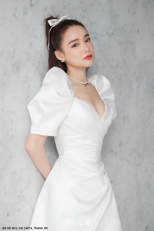 ĐẦM TAY NGẮN ĐÍNH HOA HỒNG MỘT BÊN EO XINH XẮN- 2512
