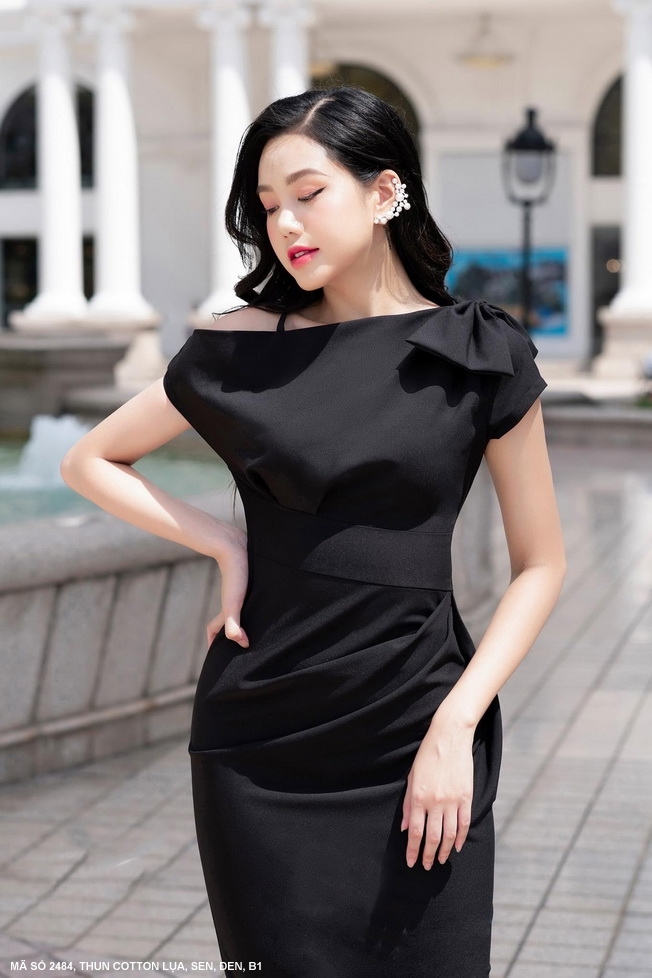 ĐẦM ÔM VAI NƠ MỘT DÂY QUYẾN RŨ XINH XẮN -2484