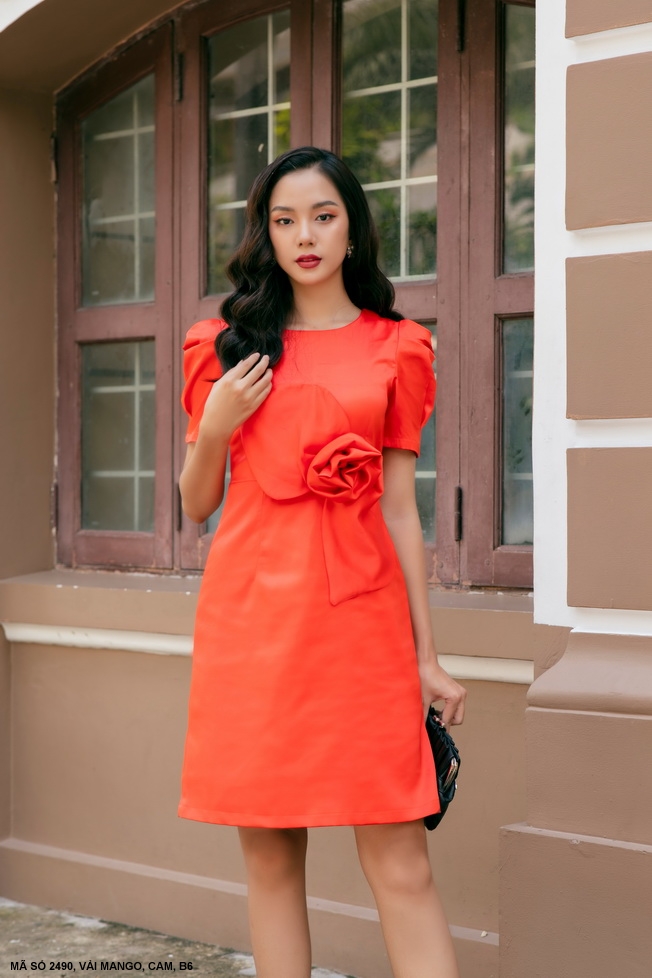 ĐẦM CỔ THUYỀN TAY NGẮN DÚN ĐÍNH HOA TRƯỚC NGỰC  XINH ĐẸP-2490
